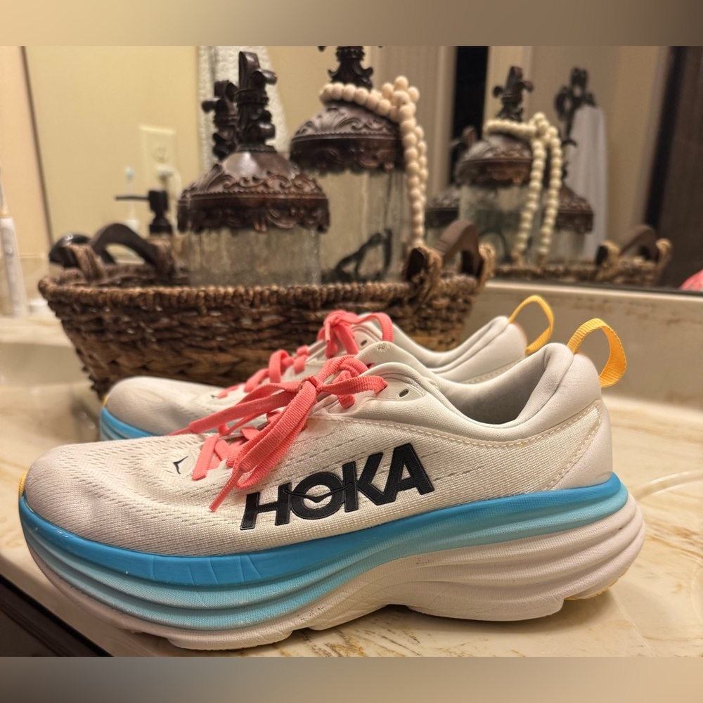 Woman’s size 7 Hoka Bondi 8